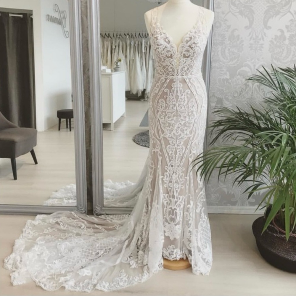 Wedding dress - Picture 1 of 6